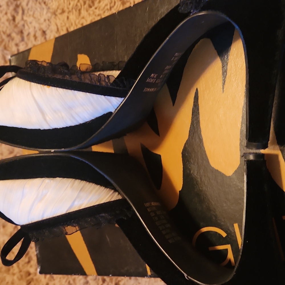 Metaphor Elegant Black and Cream Peep-Toe Heels with Bow - Picture 12 of 13
